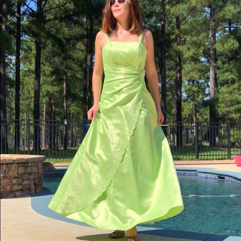 SOFT LIME GREEN FORMAL DRESS